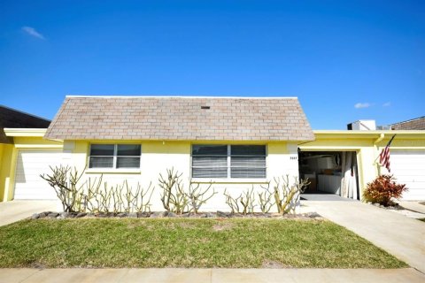 Condo in Pinellas Park, Florida, 2 bedrooms  № 988574 - photo 1