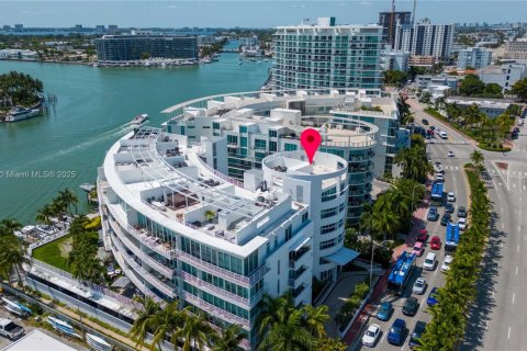 Condo in Miami Beach, Florida, 2 bedrooms  № 1973372 - photo 1