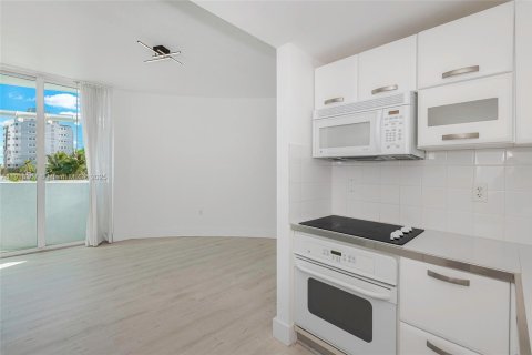 Condo in Miami Beach, Florida, 2 bedrooms  № 1973372 - photo 11