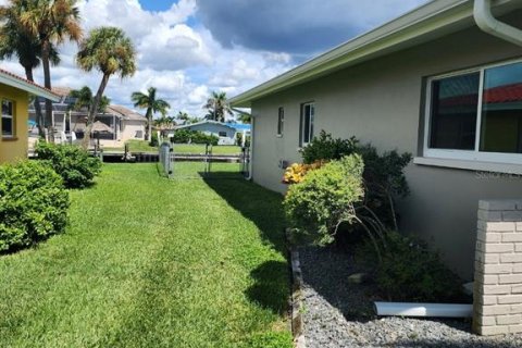 Casa en alquiler en Cape Coral, Florida, 3 dormitorios, 132.39 m2 № 1903170 - foto 16