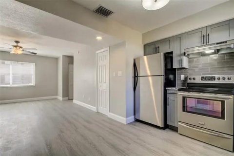 Condo in Safety Harbor, Florida, 2 bedrooms № 2221525 - photo 10