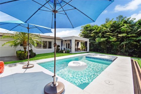 Casa en alquiler en Miami, Florida, 3 dormitorios, 152.36 m2 № 2055104 - foto 2