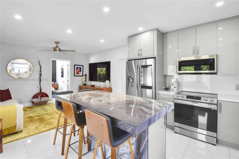 Casa en alquiler en Miami, Florida, 3 dormitorios, 152.36 m2 № 2055104 - foto 18