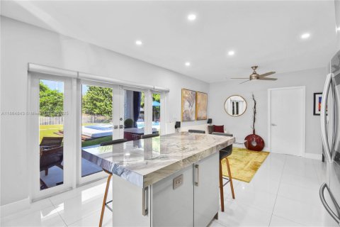 Casa en alquiler en Miami, Florida, 3 dormitorios, 152.36 m2 № 2055104 - foto 8