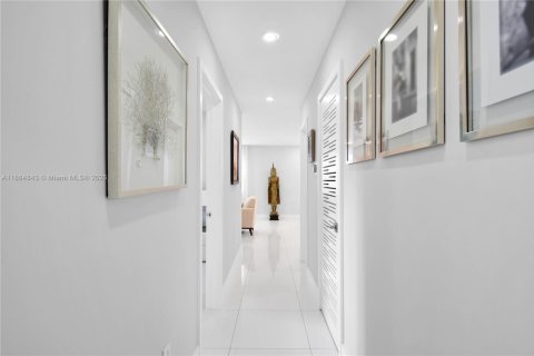 Casa en alquiler en Miami, Florida, 3 dormitorios, 152.36 m2 № 2055104 - foto 29