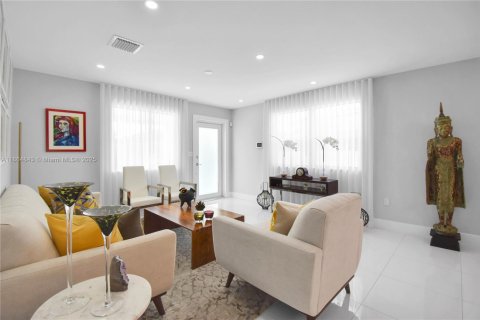 Casa en alquiler en Miami, Florida, 3 dormitorios, 152.36 m2 № 2055104 - foto 10