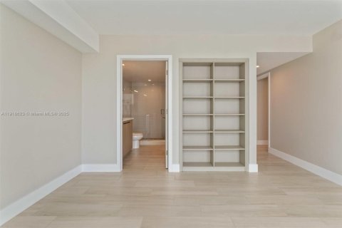 Купить кондоминиум в Бей-Харбор-Айлендс, Флорида 4 спальни, 183.2м2, № 2061597 - фото 22