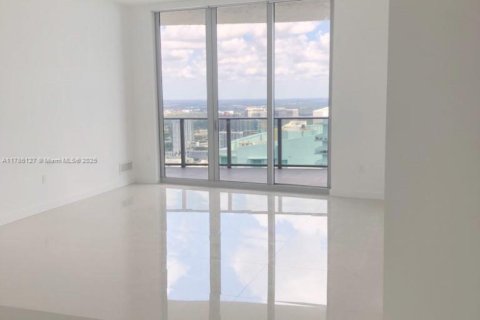 Condo in Miami, Florida, 2 bedrooms  № 2019317 - photo 2
