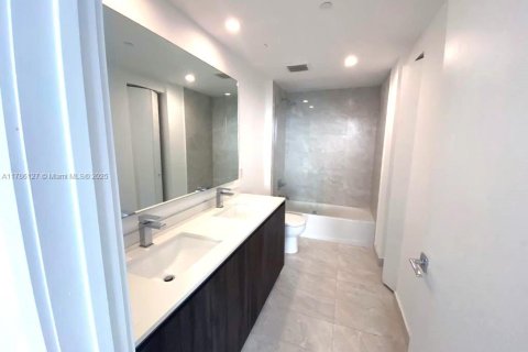 Condo in Miami, Florida, 2 bedrooms  № 2019317 - photo 5