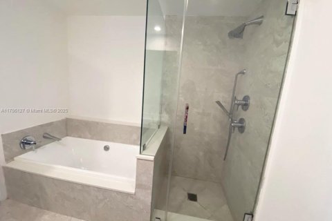 Condo in Miami, Florida, 2 bedrooms  № 2019317 - photo 10