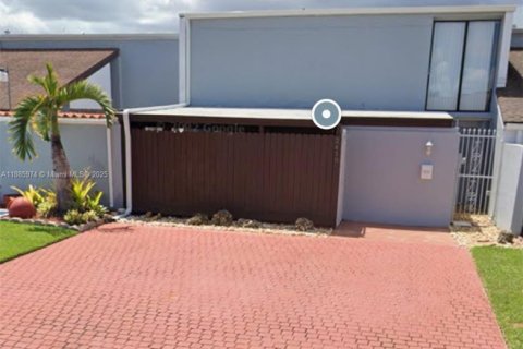 Купить таунхаус в Майами, Флорида 3 спальни, 132.85м2, № 1941948 - фото 1