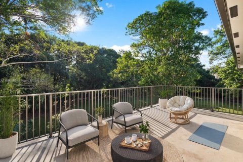 House in Miami, Florida 5 bedrooms, 481.51 sq.m. № 1951593 - photo 12