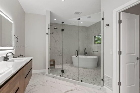 House in Miami, Florida 5 bedrooms, 481.51 sq.m. № 1951593 - photo 16
