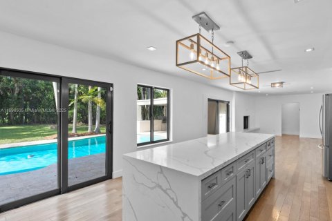 House in Miami, Florida 5 bedrooms, 481.51 sq.m. № 1951593 - photo 3
