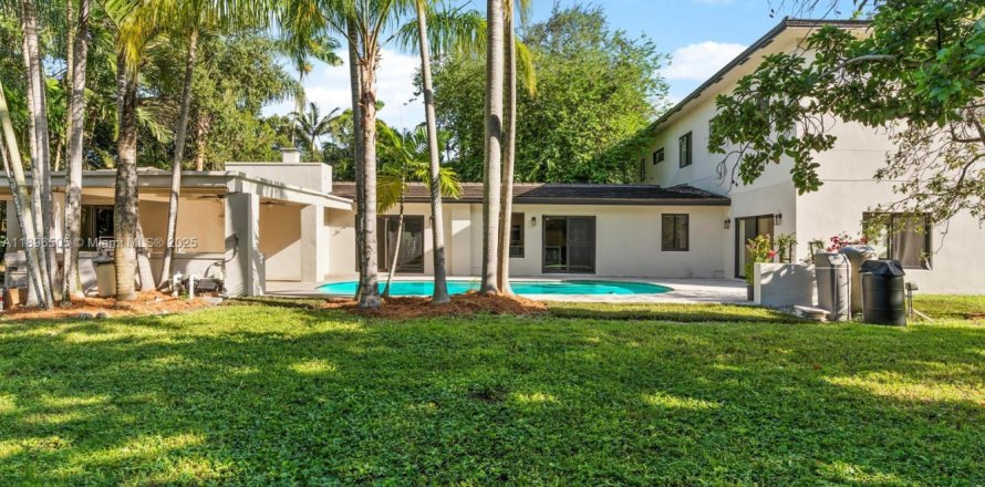 House in Miami, Florida 5 bedrooms, 481.51 sq.m. № 1951593