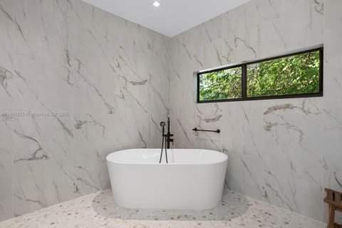 House in Miami, Florida 5 bedrooms, 481.51 sq.m. № 1951593 - photo 14