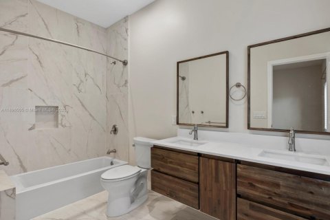 House in Miami, Florida 5 bedrooms, 481.51 sq.m. № 1951593 - photo 20