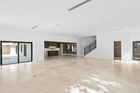 House in Miami, Florida 5 bedrooms, 481.51 sq.m. № 1951593 - photo 10