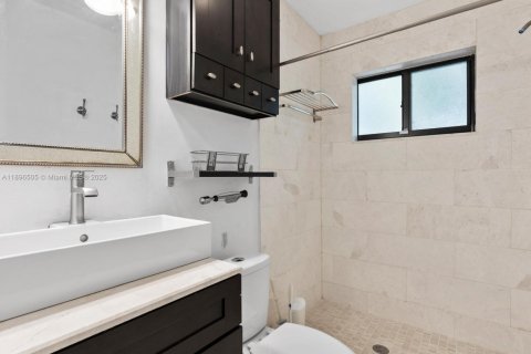 House in Miami, Florida 5 bedrooms, 481.51 sq.m. № 1951593 - photo 29