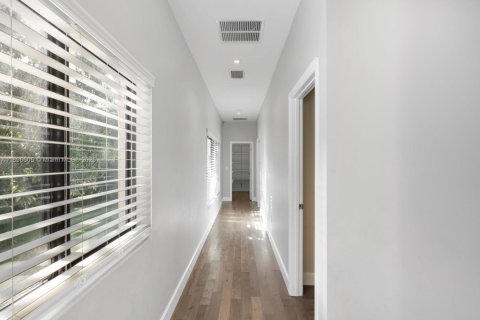 House in Miami, Florida 5 bedrooms, 481.51 sq.m. № 1951593 - photo 18
