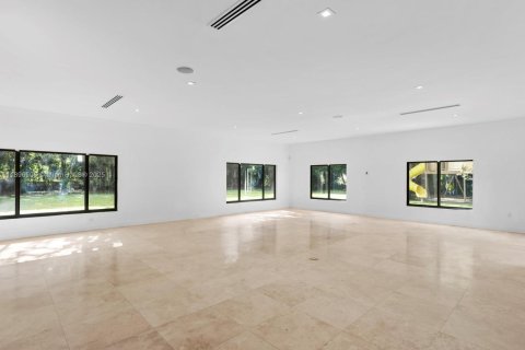 House in Miami, Florida 5 bedrooms, 481.51 sq.m. № 1951593 - photo 9