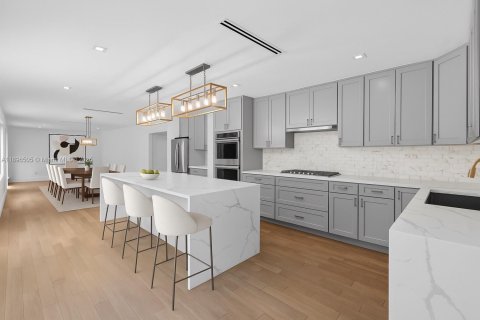 House in Miami, Florida 5 bedrooms, 481.51 sq.m. № 1951593 - photo 4