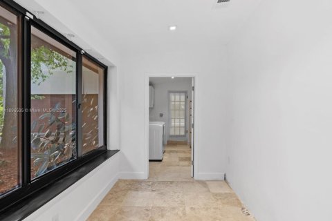 House in Miami, Florida 5 bedrooms, 481.51 sq.m. № 1951593 - photo 30