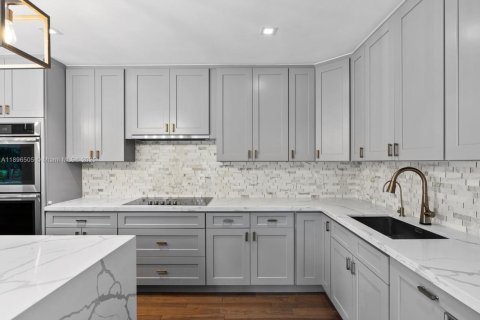 House in Miami, Florida 5 bedrooms, 481.51 sq.m. № 1951593 - photo 5