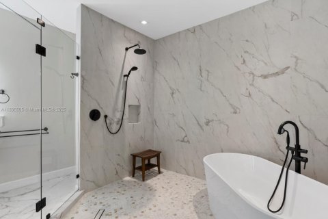 House in Miami, Florida 5 bedrooms, 481.51 sq.m. № 1951593 - photo 15