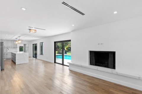 House in Miami, Florida 5 bedrooms, 481.51 sq.m. № 1951593 - photo 6