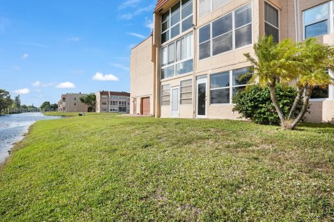 Condo in Sunrise, Florida, 1 bedroom  № 2004631 - photo 24