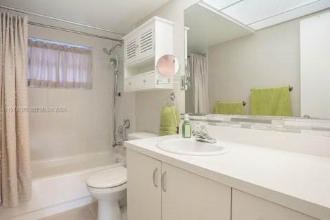 Condo in Sunrise, Florida, 1 bedroom  № 2004631 - photo 21