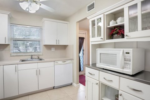 Condo in Sunrise, Florida, 1 bedroom  № 2004631 - photo 14