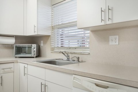Condo in Sunrise, Florida, 1 bedroom  № 2004631 - photo 15