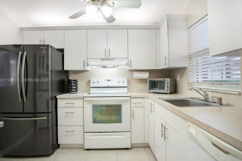 Condo in Sunrise, Florida, 1 bedroom  № 2004631 - photo 12