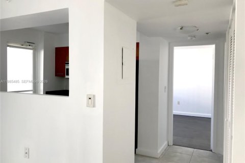 Condo in Miami, Florida, 1 bedroom  № 2047014 - photo 6