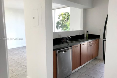 Condo in Miami, Florida, 1 bedroom  № 2047014 - photo 4