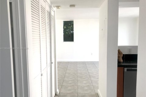Condo in Miami, Florida, 1 bedroom  № 2047014 - photo 2
