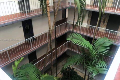 Condo in Miami, Florida, 1 bedroom  № 2047014 - photo 10
