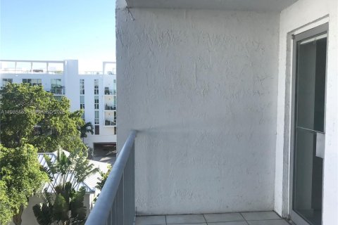 Condo in Miami, Florida, 1 bedroom  № 2047014 - photo 9