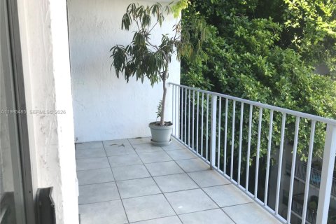 Condo in Miami, Florida, 1 bedroom  № 2047014 - photo 8