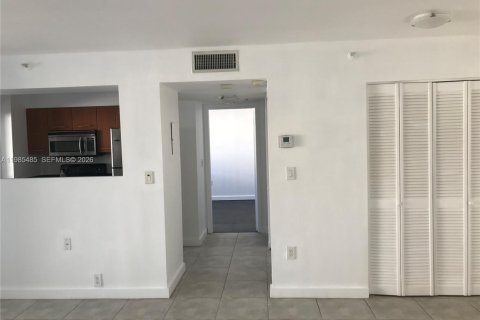 Condo in Miami, Florida, 1 bedroom  № 2047014 - photo 7