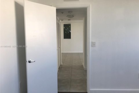Condo in Miami, Florida, 1 bedroom  № 2047014 - photo 13