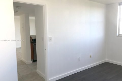 Condo in Miami, Florida, 1 bedroom  № 2047014 - photo 3