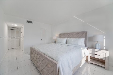 Condominio en alquiler en Hallandale Beach, Florida, 1 dormitorio, 80.82 m2 № 2010175 - foto 14