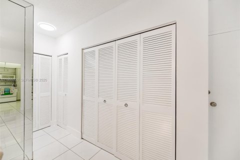 Condominio en alquiler en Hallandale Beach, Florida, 1 dormitorio, 80.82 m2 № 2010175 - foto 11