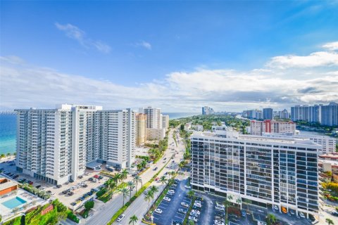 Condominio en alquiler en Hallandale Beach, Florida, 1 dormitorio, 80.82 m2 № 2010175 - foto 21