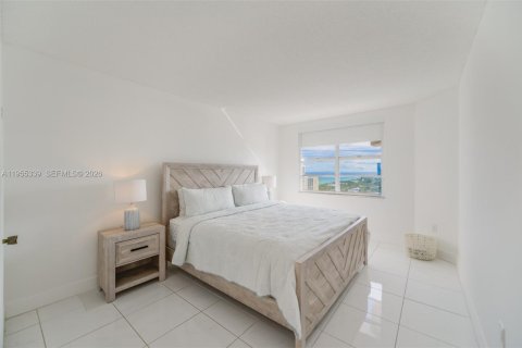 Condominio en alquiler en Hallandale Beach, Florida, 1 dormitorio, 80.82 m2 № 2010175 - foto 13