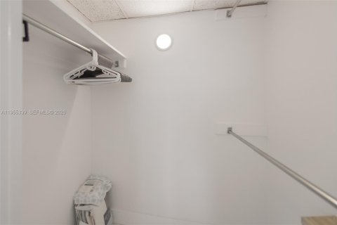 Condominio en alquiler en Hallandale Beach, Florida, 1 dormitorio, 80.82 m2 № 2010175 - foto 16