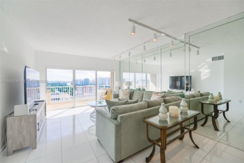 Condominio en alquiler en Hallandale Beach, Florida, 1 dormitorio, 80.82 m2 № 2010175 - foto 4
